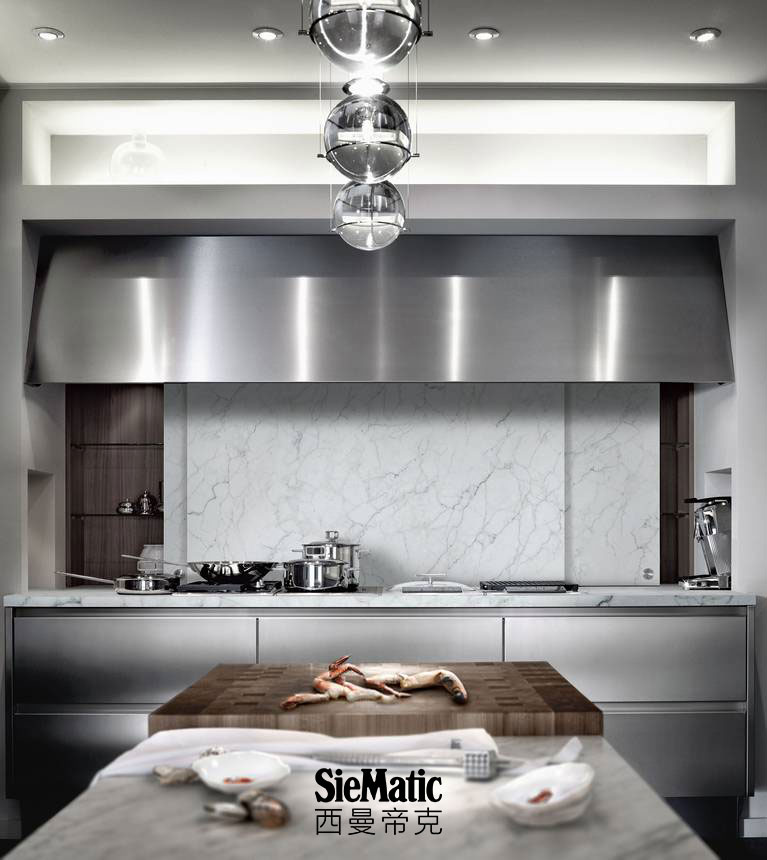 SieMatic BeauxArts from the Classic style collection with countertop and backsplash in bright marble